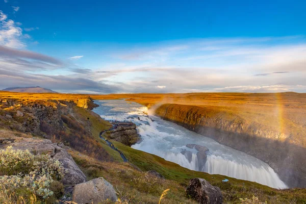 Gullfoss vodopád vidět z dálky s nepoznatelnými návštěvníky, — Stock fotografie