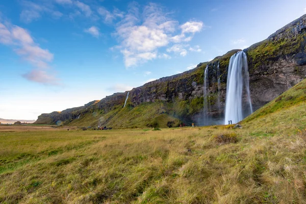 Cachoeira Seljalandfoss vista de longe com visita irreconhecível — Fotografia de Stock