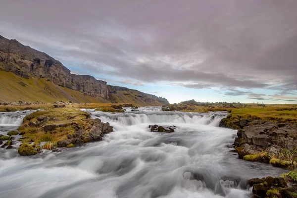 Ismeretlen kis vízesés és nincs ember a közelben, Izland — Stock Fotó