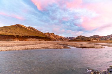 Landmannalaugar doğal parkında akşam üzeri gökyüzü ve nehir.