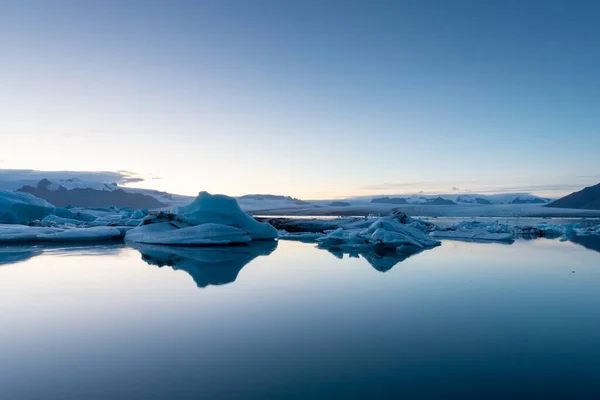 Sjön vid slutet av vid Jokulsarlonglaciären i skymningen, Island — Stockfoto