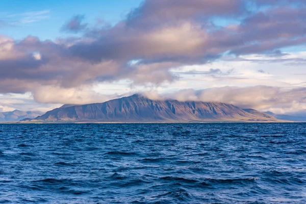 Islândia montanha vista do mar — Fotografia de Stock
