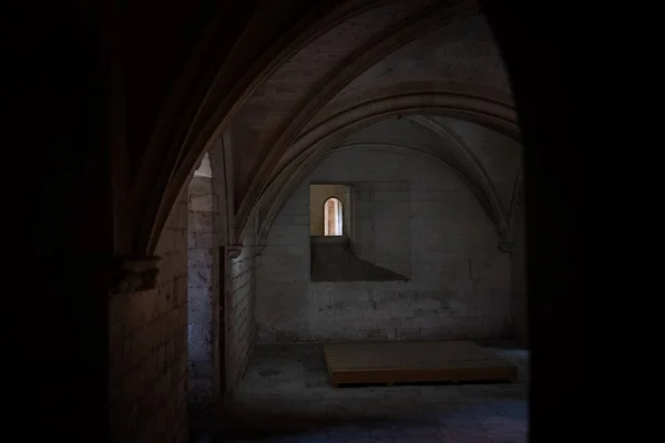 Pequeña ventana vista desde un oscuro interior del castillo de Tarascon, F — Foto de Stock