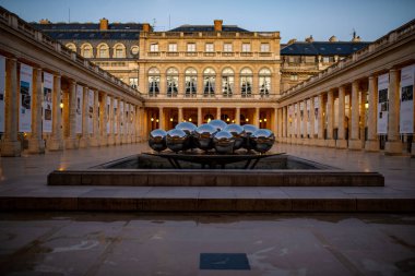 Modern halk heykeli, Palais Royal halk bahçesi, Paris, Fran