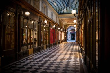 Vero-Dodat, sabahın erken saatlerinde Paris 'te hiç insan olmadan geçidi kapadı.,