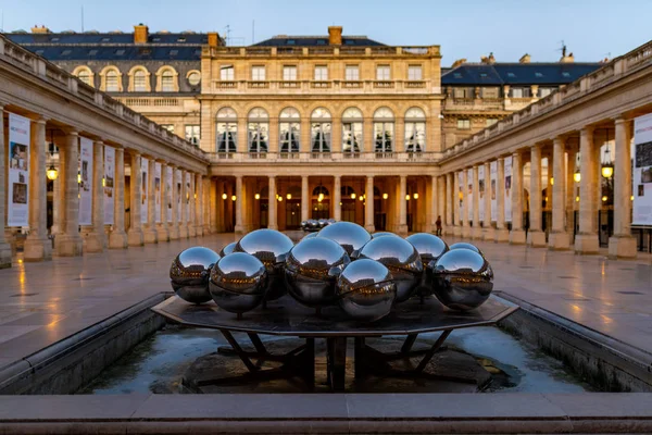 Современная общественная скульптура, Общественный сад Palais Royal, Париж, Фран — стоковое фото