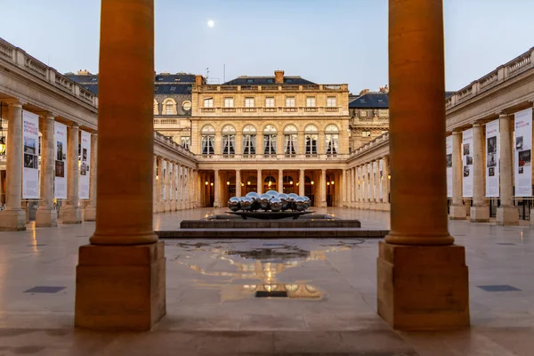 Sculpture publique moderne, Palais Royal jardin public, Paris, Fran — Photo