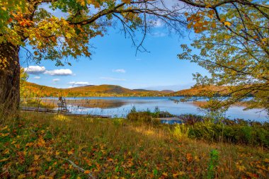 Mont Tremblant, Quebec, Kanada yakınlarındaki Maskinonge Gölü manzarası