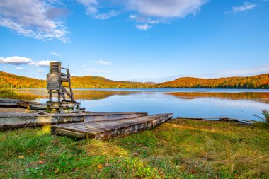 Mont Tremblant, Quebec yakınlarındaki Maskinonge gölünde cankurtaran sandalyesi., 