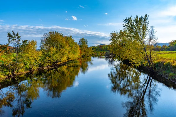 Diabelska rzeka jesienią, zabrana z mostu niedaleko Mont Tremblant, — Zdjęcie stockowe