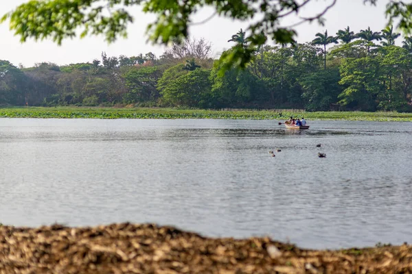 Grupo Irreconocibles Cuatro Personas Está Navegando Lago Karanji Final Tarde — Foto de Stock