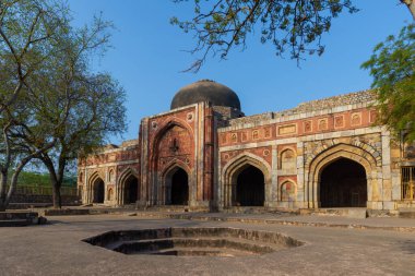 Cemali Kemali Camii, insansız, güneşli bir sabah, Yeni Delhi, Hindistan 'da alındı.