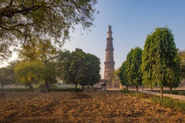 Kutub Minar çevre bahçeden görüldü, sabahın erken saatlerinde Delhi, Hindistan 'da hiç kimse olmadan alındı.
