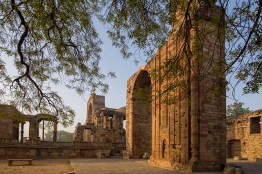 Şafakta çekilen Quwwat-ul-Islam, ön planda yeşillik ve halk yok, Delhi, Hindistan