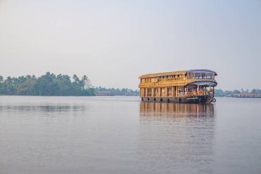 Alleppey, Kerala, Hindistan - 30 Mart 2018: Sakin sularda sürüklenen tekneler. Sabah birkaç kişiyle birlikte teknede çekilmiş..