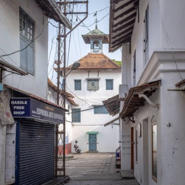 Kochi, Kerala, Hindistan - 5 Nisan 2018: Kochi 'nin tarihi bölgesinde eski bir sinagoga çıkan küçük bir ara sokak, insansız, Hindistan