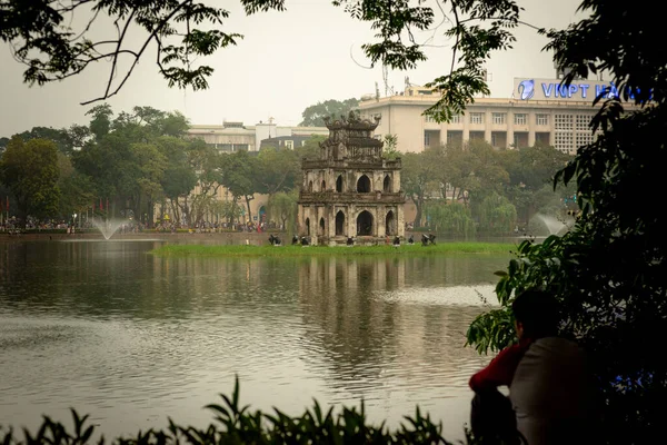 在越南河内黄昏时被人认不出来的人 胡安基姆湖和龟塔 图库图片