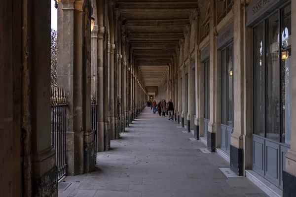 Paris France Nov 2019 Ένα Παριζιάνικο Παραδοσιακό Πέρασμα Ανθρώπους Που — Φωτογραφία Αρχείου