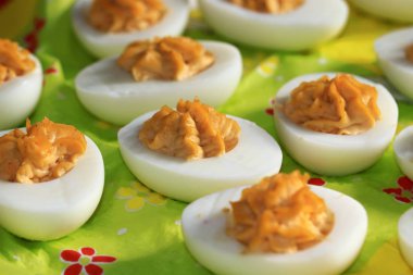 Geleneksel olarak ile Paskalya yumurta dolması 