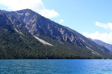 Konstanz Gölü veya Bodensee Almanya, İsviçre ve Avusturya arasında yer almaktadır