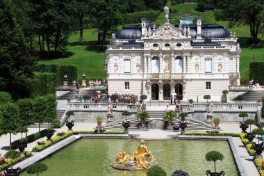 Linderhof kalesidir Bavyera Almanya'da 948 metre deniz seviyesinden