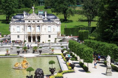 Linderhof kale barok tarzı ile güzel bahçe