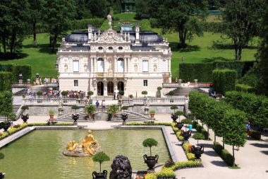 Graswang Vadisi, Bavyera Almanya'da Barok bir kalede Linderhof kalesidir