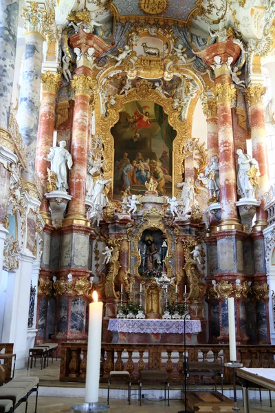 Zengin kilisenin sunak dekore edilmiş beyaz kilise Beieren Almanya