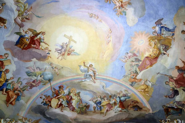 Uskonnollinen osoittaa maalattu kattoon kirkon — kuvapankkivalokuva