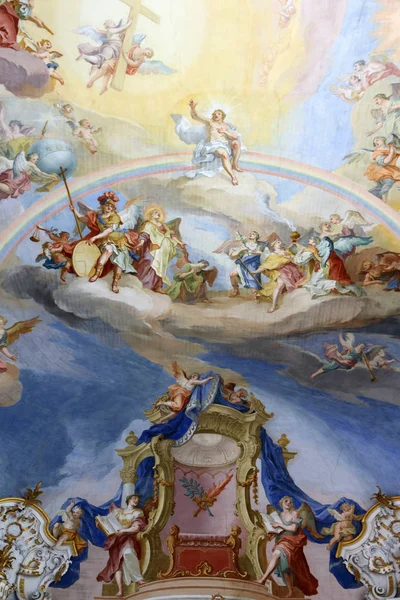 Spectacole religioase vechi rococo pictate pe tavanul bisericii cu un trompe-l 'ilfresco — Fotografie, imagine de stoc