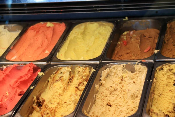 Farklı türleri ve aromalı dondurma