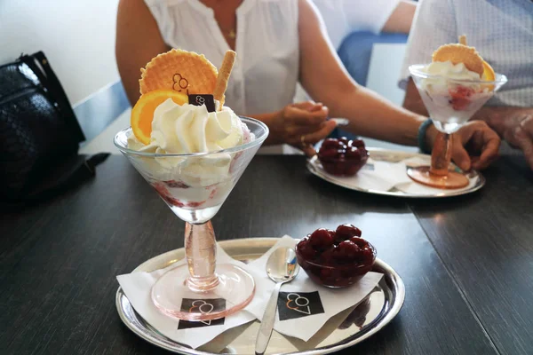 Kadın sıcak kiraz dondurma yiyor