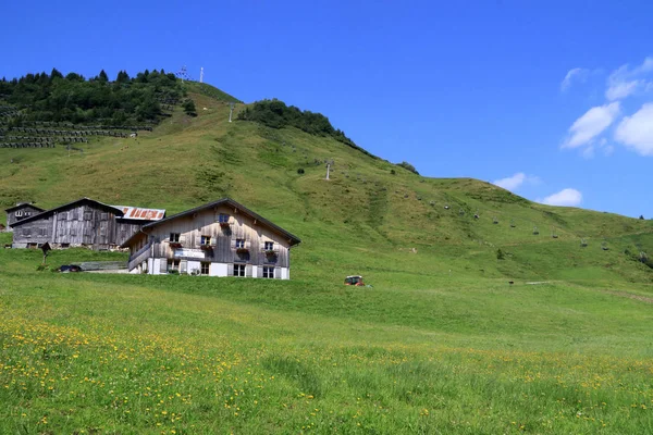 山与奥地利的滑雪缆车 — 图库照片