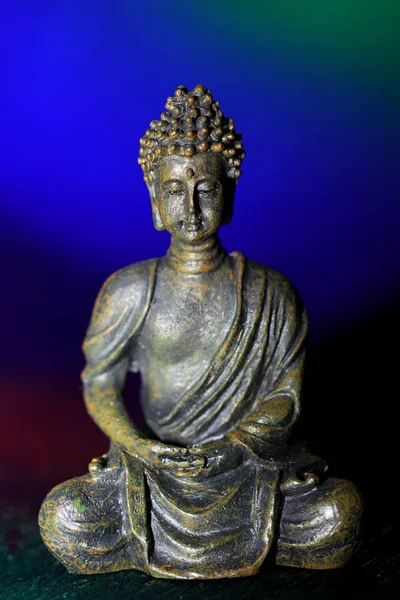 Meditatieve Boeddha beeld tegen donkere blauwe achtergrond — Stockfoto