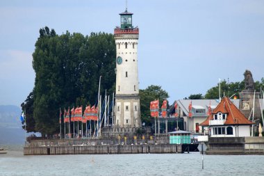 Yarımada Lindau Konstanz Gölü kıyısında ve marina ile 