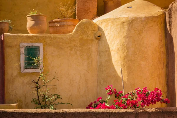 Çatı katındaki teras tipik Fas ev.