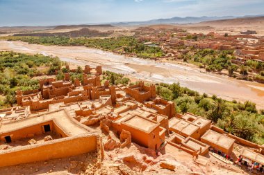 Wadi Asuf Ounia Ksar AIT Ben Haddou aşağıda