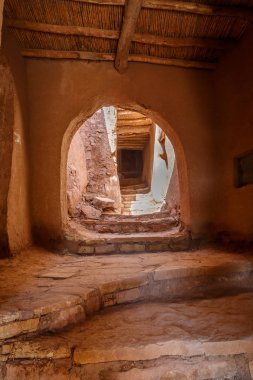 Fort AIT Ben Haddou içinde rafları.
