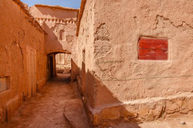 Fort AIT Ben Haddou içinde rafları.