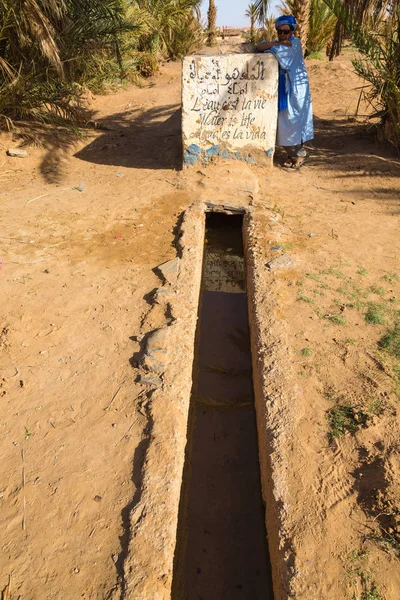 Merzouga, Marocco - 03 novembre 2016: Il sistema di irrigazione — Foto Stock
