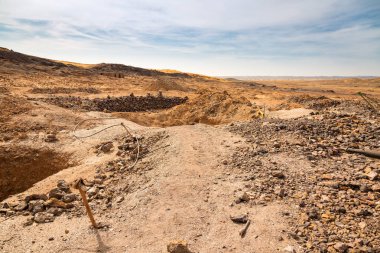 Terk edilmiş eski maden köyünde.