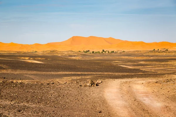 Spotkanie hamada kamieniste i piaszczyste pustynie Sahary. — Zdjęcie stockowe