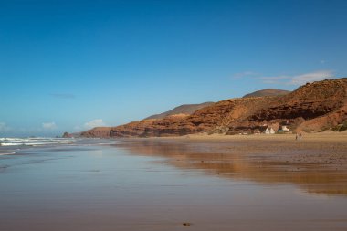 Sabah deniz kenarı Legzira, Fas
