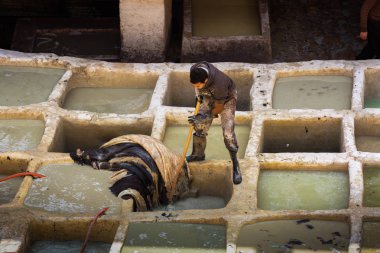 Fes, Fas - 28 Şubat 2017: Tabakhane içinde sabit eser 