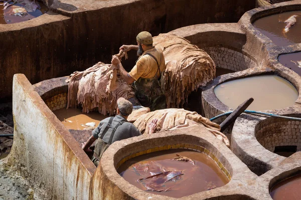 Fes, Marocco - 28 febbraio 2017: Lavorare sodo nelle concerie di Fes — Foto Stock