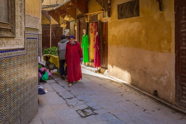 フェズ, モロッコ - 2017 年 2 月 28 日: 古いメディで狭い通り — ストック写真