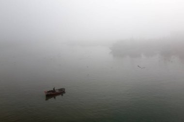 El Jadida, Fas - 08 Şubat 2017: Balıkçı teknesi duvarın altında