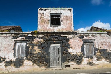 Lagoa Sao Miguel Island eski terk edilmiş fabrika.