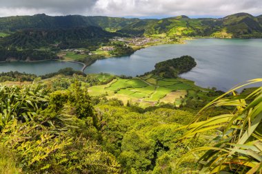 Volkan krater mavi ve yeşil göle