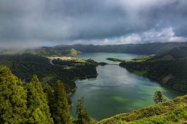 Блакитне і зелене озеро в вулканічних кратерах — стокове фото
